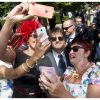 Tom Cruise a satisfait au mieux ses nombreux fans, à l'hippodrome Goodwood de Chichester, le 31 juillet 2014, lors du Ladies Day de la réunion hippique Glorious Goodwood.