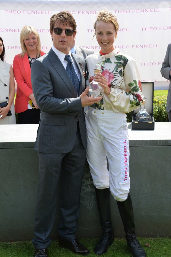 Tom Cruise félicite et remet son trophée à Edie Campbell, victorieuse de la Magnolia Cup à l'hippodrome Goodwood de Chichester, le 31 juillet 2014, lors du Ladies Day de la réunion hippique Glorious Goodwood.