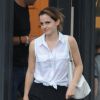 Emma Watson va boire un café avec une amie à Londres, le 28 juillet 2014