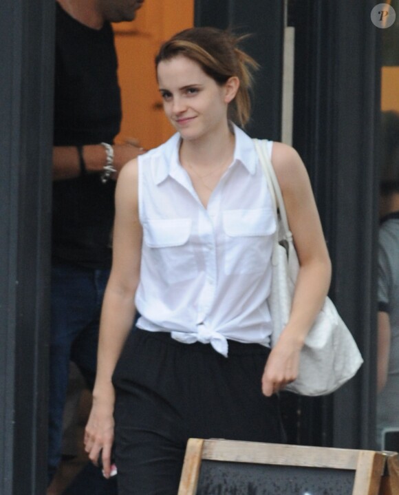 Emma Watson va boire un café avec une amie à Londres, le 28 juillet 2014