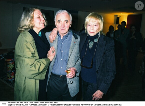 Suzie Delair, Charles Aznavour et Yvette Lebon lors du concert du chanteur en 2004