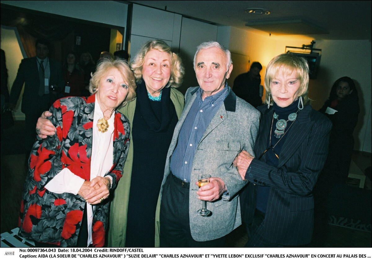 Photo Aida, soeur de Charles Aznavour, Suzie Delair et Yvette Lebon avec Charles Aznavour lors