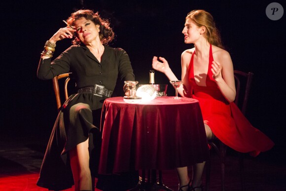 Agathe Bonitzer et Fanny Ardant dans la pièce 'Des Journées Entières Dans Les Arbres' au 30e Festival de Ramatuelle, France, le 3 août 2014.