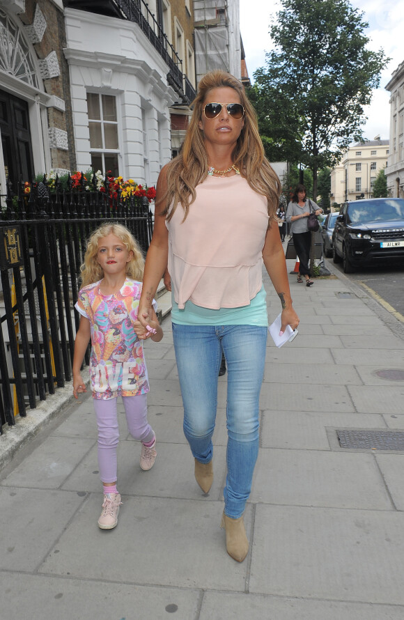 Katie Price et sa fille Princess quittent une clinique sur Harley Street à Londres, le 15 juillet 2014.