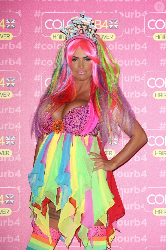 Katie Price devient l'ambassadrice de la marque "ColourB4" à Londres. Le 4 juin 2014.