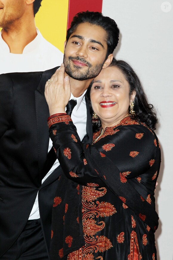 Manish Dayal avec sa mère à l'avant-première du film "Les Recettes du bonheur" ("The Hundred-Foot Journey") au théâtre Ziegfeld à New York, le 4 août 2014.