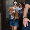Miley Cyrus sort de son hôtel avec son chien Emu Coyne à New York, le 4 août 2014. 