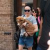 Miley Cyrus avec son chien Emu Coyne à New York, le 4 août 2014. 