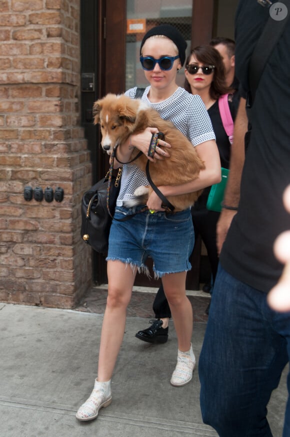 Miley Cyrus avec son chien Emu Coyne à New York, le 4 août 2014. 