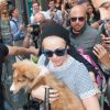 Miley Cyrus avec son nouveau chien Emu Coyne dans les rues de New York, le 4 août 2014.