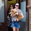Miley Cyrus dans les rues de New York avec son chien Emu, le 4 août 2014.