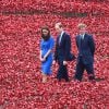 Le prince Harry se recueillant avec William et Kate dans un champ de coquelicots factices installés au pied de la Tour de Londres, le 5 août 2014, en commémoration du centenaire de la Première Guerre mondiale.