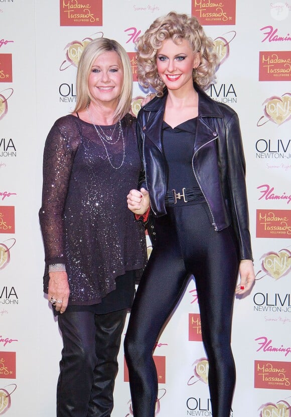 Olivia Newton-John inaugure sa statue de cire qui la représente telle qu'elle était dans le film "Grease", au musée Madame Tussauds à Las Vegas, le 9 août 2014. 
