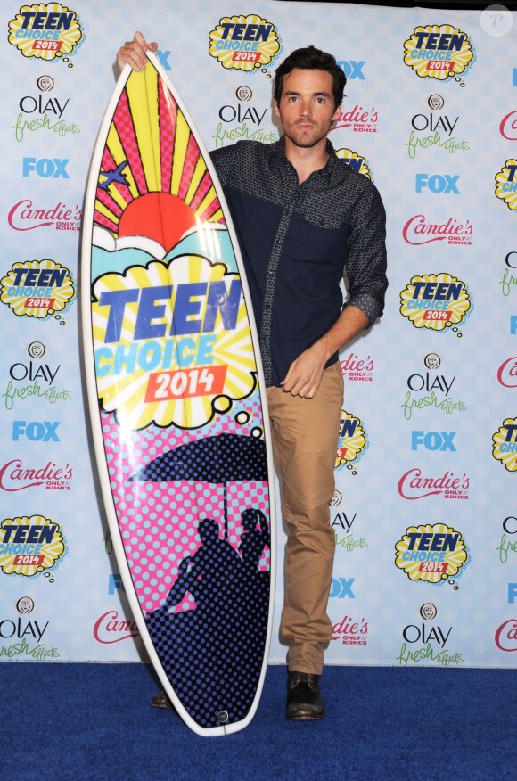 Ian Harding sur le tapis rouge des Teen Choice Awards au Shrine Auditorium de Los Angeles, le 10 août 2014.