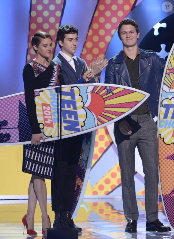Shailene Woodley, Nat Wolff et Ansel Elgort sur la scène des Teen Choice Awards au Shrine Auditorium de Los Angeles, le 10 août 2014.