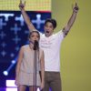 Sarah Hyland et Tyler Posey sur la scène des Teen Choice Awards au Shrine Auditorium de Los Angeles, le 10 août 2014.
