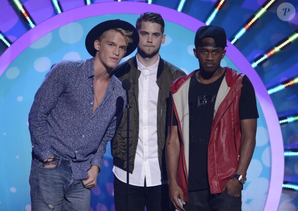 Cody Simpson, Tony Oller et Malcolm Kelley du groupe MKTO sur la scène des Teen Choice Awards au Shrine Auditorium de Los Angeles, le 10 août 2014.