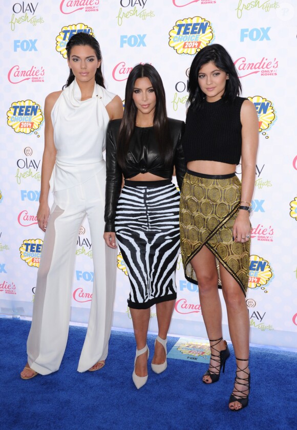Kendall Jenner, Kim Kardashian et Kylie Jenner sur le tapis rouge des Teen Choice Awards au Shrine Auditorium de Los Angeles, le 10 août 2014.