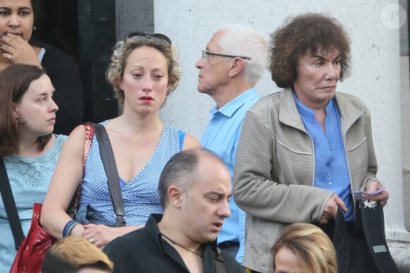 Exclusif - Obsèques de Caroline Beaune, au cimetière du Père-Lachaise à Paris, le 30 juillet 2014. Sa famille et toutes les doublures des plus grandes voix internationales étaient là pour lui rendre un dernier hommage. Caroline Beaune, filleule de Jean-Paul Belmondo, décédée le 24 juillet dernier, était actrice et doublure des voix françaises de Gillian Anderson (Dana Scully dans X-Files) et Felicity Huffman (Lynette Scavo dans Desperate Housewives).
