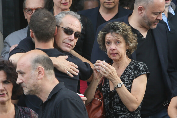 Exclusif - Obsèques de Caroline Beaune, au cimetière du Père-Lachaise à Paris, le 30 juillet 2014. Sa famille et toutes les doublures des plus grandes voix internationales étaient là pour lui rendre un dernier hommage. Caroline Beaune, filleule de Jean-Paul Belmondo, décédée le 24 juillet dernier, était actrice et doublure des voix françaises de Gillian Anderson (Dana Scully dans X-Files) et Felicity Huffman (Lynette Scavo dans Desperate Housewives).