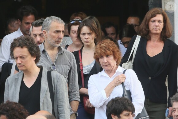 Exclusif - Obsèques de Caroline Beaune, au cimetière du Père-Lachaise à Paris, le 30 juillet 2014. Sa famille et toutes les doublures des plus grandes voix internationales étaient là pour lui rendre un dernier hommage. Caroline Beaune, filleule de Jean-Paul Belmondo, décédée le 24 juillet dernier, était actrice et doublure des voix françaises de Gillian Anderson (Dana Scully dans X-Files) et Felicity Huffman (Lynette Scavo dans Desperate Housewives).