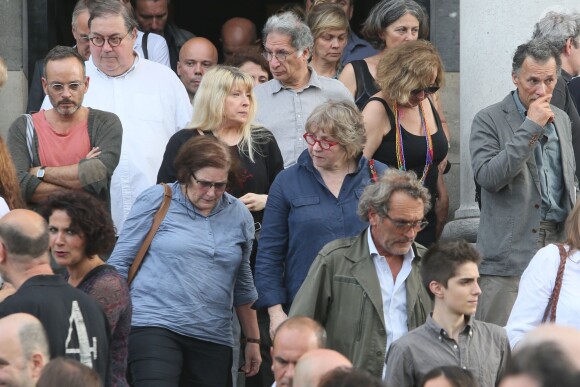 Exclusif - Obsèques de Caroline Beaune, au cimetière du Père-Lachaise à Paris, le 30 juillet 2014. Sa famille et toutes les doublures des plus grandes voix internationales étaient là pour lui rendre un dernier hommage. Caroline Beaune, filleule de Jean-Paul Belmondo, décédée le 24 juillet dernier, était actrice et doublure des voix françaises de Gillian Anderson (Dana Scully dans X-Files) et Felicity Huffman (Lynette Scavo dans Desperate Housewives).