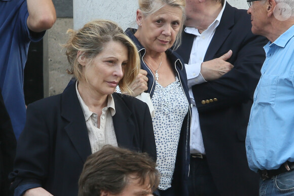 Exclusif - Obsèques de Caroline Beaune, au cimetière du Père-Lachaise à Paris, le 30 juillet 2014. Sa famille et toutes les doublures des plus grandes voix internationales étaient là pour lui rendre un dernier hommage. Caroline Beaune, filleule de Jean-Paul Belmondo, décédée le 24 juillet dernier, était actrice et doublure des voix françaises de Gillian Anderson (Dana Scully dans X-Files) et Felicity Huffman (Lynette Scavo dans Desperate Housewives).