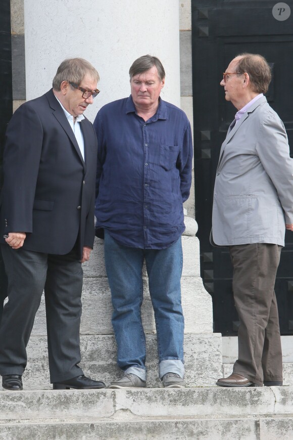 Exclusif - Obsèques de Caroline Beaune, au cimetière du Père-Lachaise à Paris, le 30 juillet 2014. Sa famille et toutes les doublures des plus grandes voix internationales étaient là pour lui rendre un dernier hommage. Caroline Beaune, filleule de Jean-Paul Belmondo, décédée le 24 juillet dernier, était actrice et doublure des voix françaises de Gillian Anderson (Dana Scully dans X-Files) et Felicity Huffman (Lynette Scavo dans Desperate Housewives).