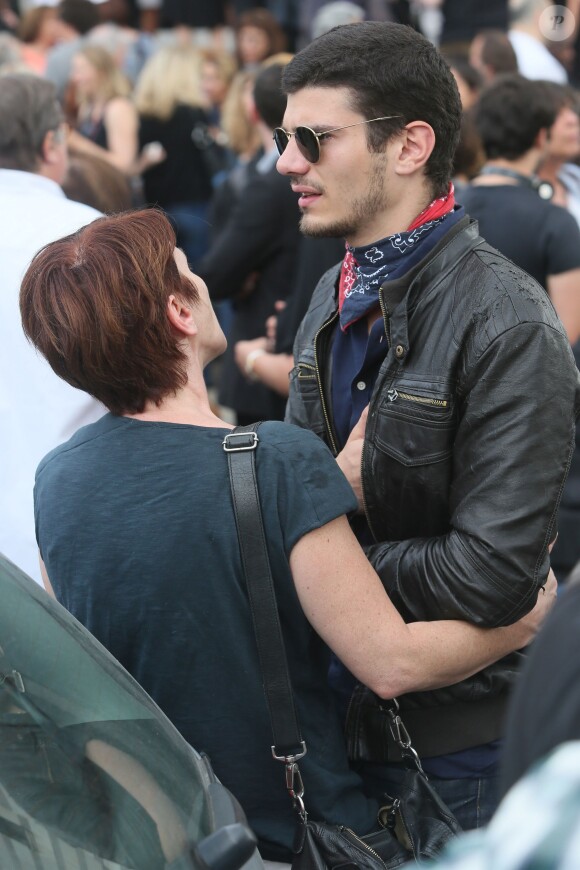 Exclusif - Obsèques de Caroline Beaune, au cimetière du Père-Lachaise à Paris, le 30 juillet 2014. Sa famille et toutes les doublures des plus grandes voix internationales étaient là pour lui rendre un dernier hommage. Caroline Beaune, filleule de Jean-Paul Belmondo, décédée le 24 juillet dernier, était actrice et doublure des voix françaises de Gillian Anderson (Dana Scully dans X-Files) et Felicity Huffman (Lynette Scavo dans Desperate Housewives).