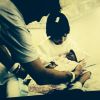 Rob Kardashian, demi-frère de Kylie Jenner, a tweeté une photo de Kylie à sa naissance, dans les bras de Kendall et près de son père Bruce pour son 17e anniversaire.