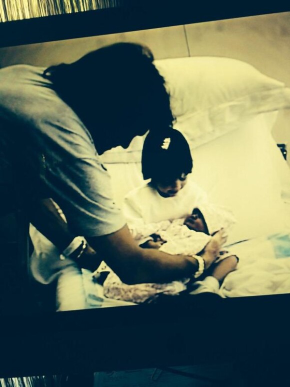 Rob Kardashian, demi-frère de Kylie Jenner, a tweeté une photo de Kylie à sa naissance, dans les bras de Kendall et près de son père Bruce pour son 17e anniversaire.
