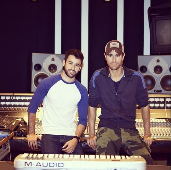 Anthony Touma et Enrique Iglesias, en studio, le 8 août 2014.