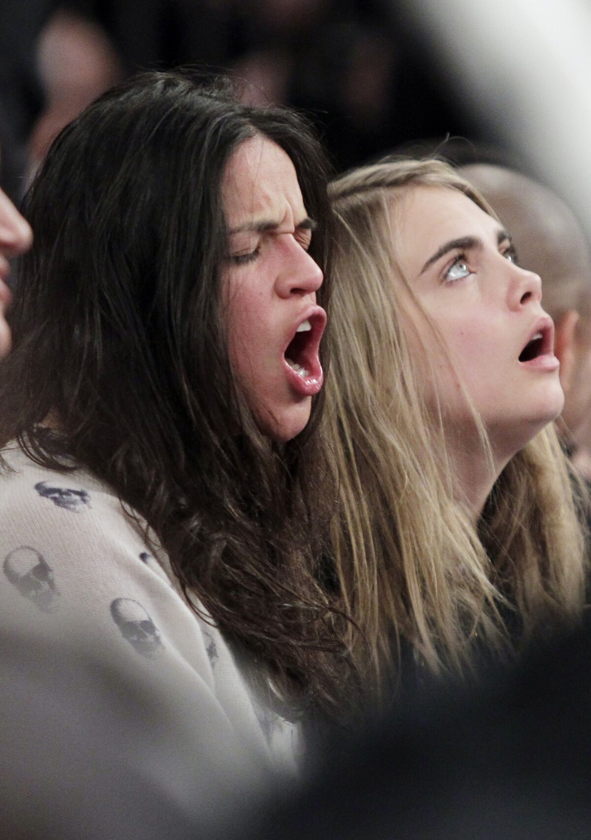 Photo : Michelle Rodriguez et Cara Delevingne assistent au match entre les  New York Knicks et les Detroit Pistons à Madison Square Garden à New York  City, le 7 janvier 2014. - Purepeople