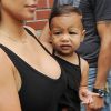 Kim Kardashian et sa fille North quittent leur appartement à SoHo. New York, le 12 août 2014.