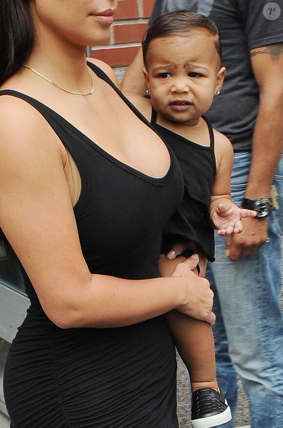 Kim Kardashian et sa fille North quittent leur appartement à SoHo. New York, le 12 août 2014.