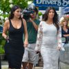 Kim et Kourtney Kardashian, enceinte, quittent leur boutique DASH à Southampton. Le 12 août 2014.