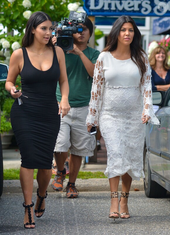 Kim et Kourtney Kardashian, enceinte, quittent leur boutique DASH à Southampton. Le 12 août 2014.