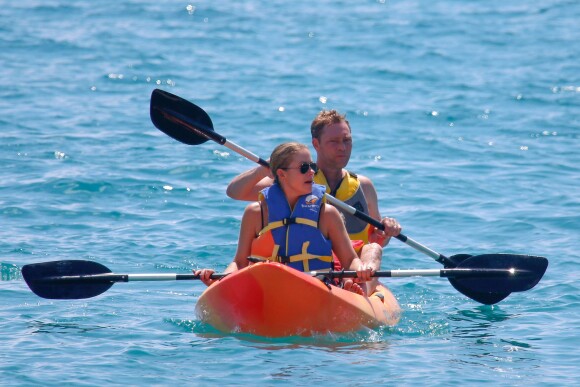 Christina Applegate et son mari Martyn LeNoble profitent de leurs vacances à Cabo San Lucas au Mexique. Le 13 août 2014.
