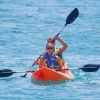 Christina Applegate et son mari Martyn LeNoble font du kayak à Cabo San Lucas au Mexique. Le 13 août 2014.