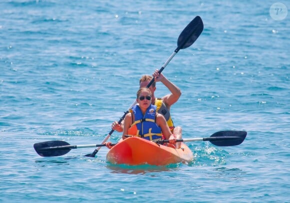 Christina Applegate et son mari Martyn LeNoble font du kayak à Cabo San Lucas au Mexique. Le 13 août 2014.