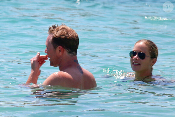 Christina Applegate et son époux Martyn LeNoble profitent de leurs vacances à Cabo San Lucas au Mexique. Le 13 août 2014.