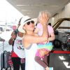 Christina Applegate et sa fille Sadie à l'aéroport de Los Angeles. Le 11 août 2014.