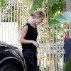 Rosie Huntington-Whiteley, surprise devant son domicile à Los Angeles, porte un top et un pantalon Paige, et de chaussures Charlotte Olympia. Le 12 août 2014.