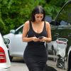 Kim Kardashian, ultrasexy dans les Hamptons, porte une robe noire moulante et des sandales Azzedine Alaïa. Le 12 août 2014.