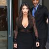 Kim Kardashian se rend dans les studios de SiriusXM à New York, habillée d'un chemisier transparent et décolleté, d'une jupe Givenchy (collection automne-hiver 2013), et de sandales Prada. Le 11 août 2014.