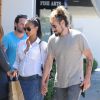 Zoe Saldana (enceinte) et son mari mari Marco Perego sont allés déjeuner dans une pizzeria à West Hollywood le 14 août 2014