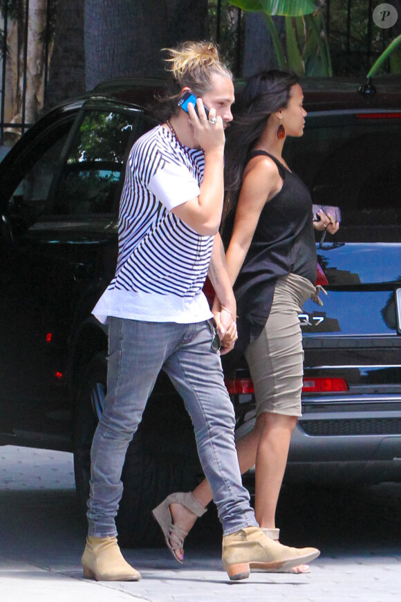 Exclusive - Zoe Saldana, enceinte, et son mari Marco Perego à Los Angeles le 11 août 2014