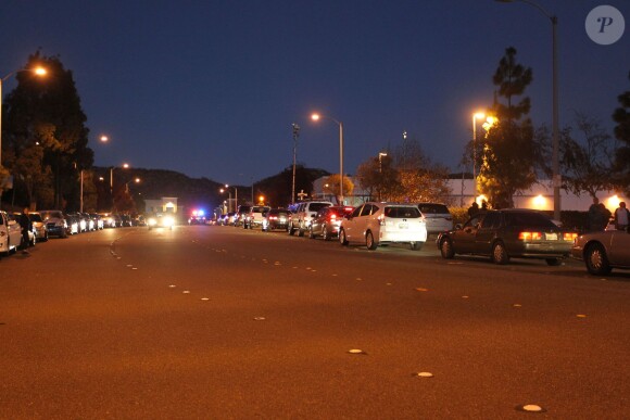 Des fans sont venus rendre hommage à Paul Walker sur le lieu de l'accident qui lui a coute la vie le 30 novembre 2013 à Los Angeles, le 1er decembre 2013.