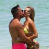 Laura Cremaschi et son compagnon Andrea Perone profitent d'un bel après-midi sur une plage de Miami, le 14 août 2014.