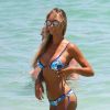 Laura Cremaschi, craquante en bikini bleu sur une plage de Miami. Le 14 août 2014.